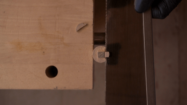 Woodcraft using saw and wooden pieces