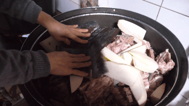 Preparing Korean mear soup with radish