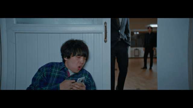 Man caught while trying to call the police outside the door