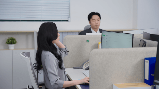 업무에 집중하는 사무실 직원들