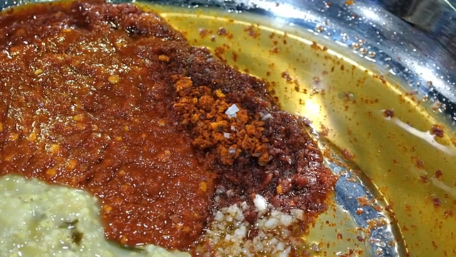 매운 양념이 담긴 믹싱 볼
