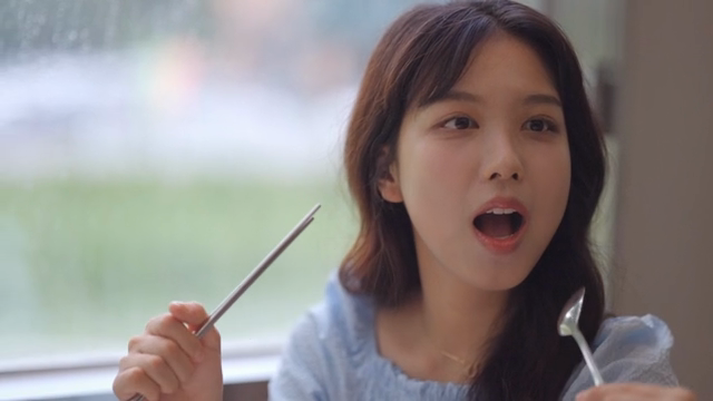 미소 지으며 밥을 기다리는 여성