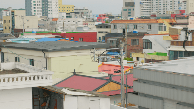 밀집된 주거지 마을의 다채로운 지붕들