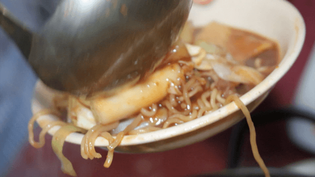 A ladle of spicy tteokbokki