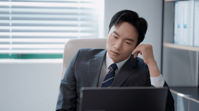 사무실에서 스트레스를 받는 사업가