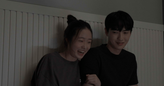 실내에서 함께 앉아 있는 행복한 커플