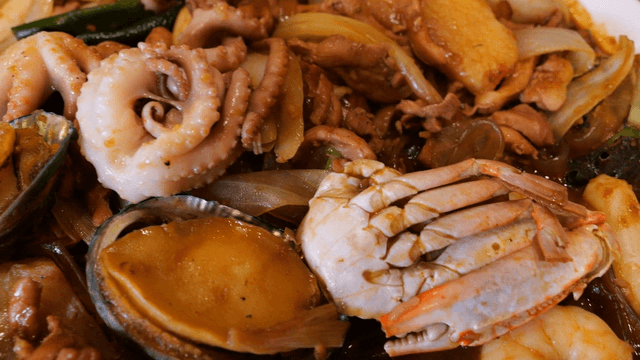 Seafood braised chicken with various seafood ingredients