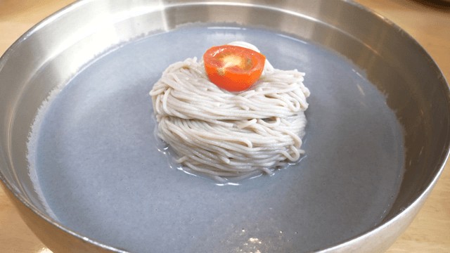Buckwheat noodles with black bean sauce and cherry tomato