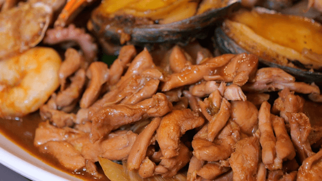 Seafood braised chicken filled with seafood and chicken