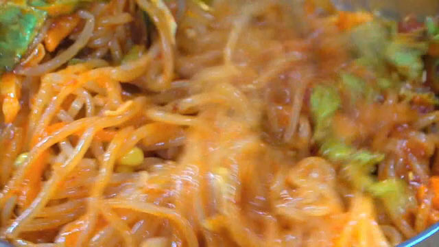 쫄면이 섞이는 장면