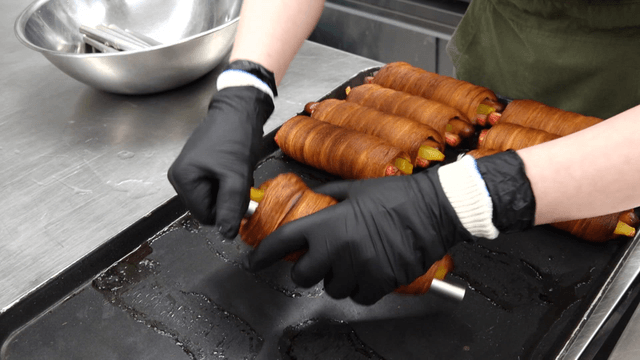 트레이 위 소시지 빵 철막대를 제거하는 작업