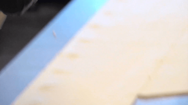 빠르게 크루아상을 만드는 제빵사