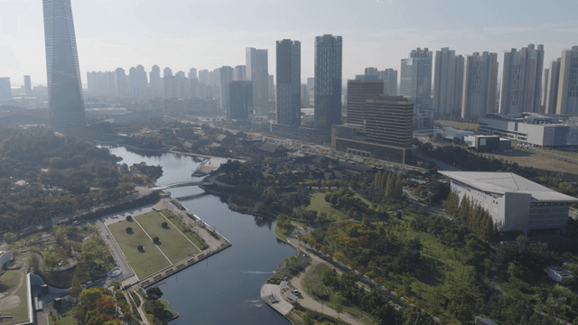 강과 공원이 있는 현대적인 도시 풍경