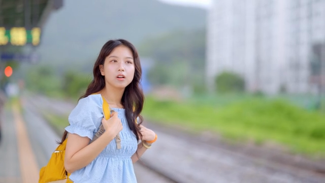 기차역에서 기다리는 젊은 여성