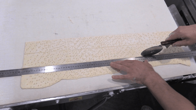 반죽을 자를 대고 자르는 피자 커터