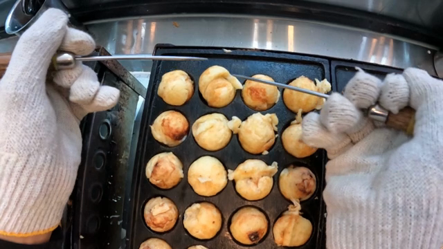 뜨거운 철판에서 요리하는 타코야끼