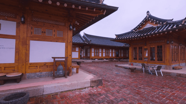 전통 한옥들 사이 마당