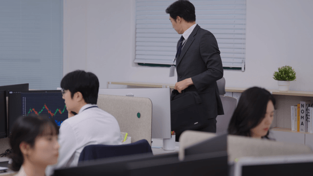 먼저 퇴근하며 인사하는 상사
