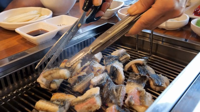 한국 바비큐 식당에서 굽는 장어