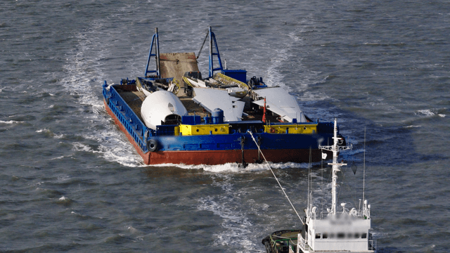 풍력 터빈 부품을 운반하는 바지선