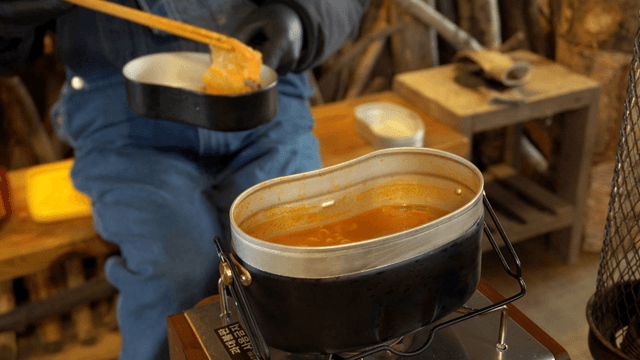 아늑한 나무 공방에서 먹는 반합 라면