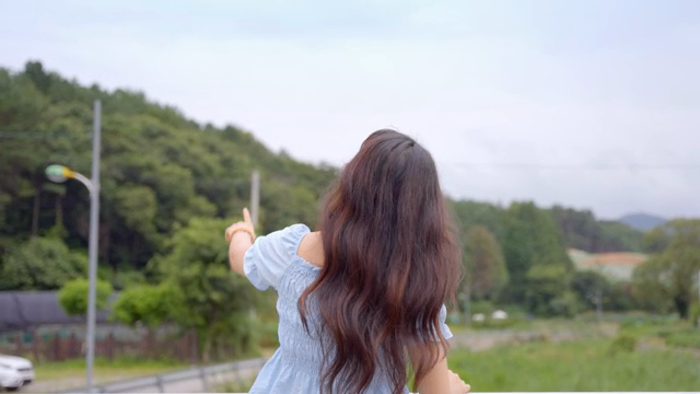 여성이 야외에서 경치를 즐기는 모습