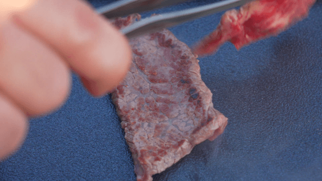 뜨거운 작은 코팅팬에 소고기 굽기