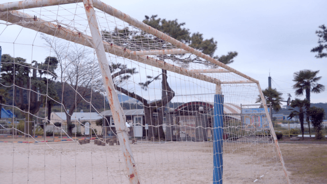 빈 학교 놀이터의 녹슨 축구 골대