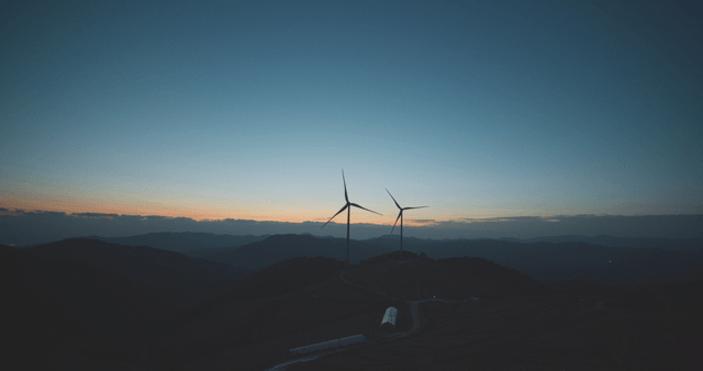 산속의 해질녘 풍력 터빈