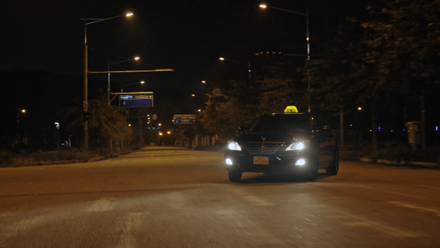 택시가 달리는 야간 도시 거리