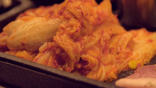 뜨거운 그릴 위에서 지글거리는 김치
