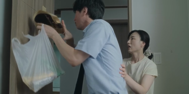 방문 앞 찢어진 포스터를 붙이는 술 취한 남성
