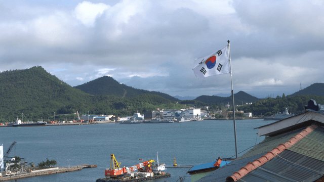 펄럭이는 태극기가 있는 바다