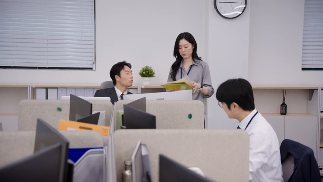 부장님께 서류 결재 받는 직장인들