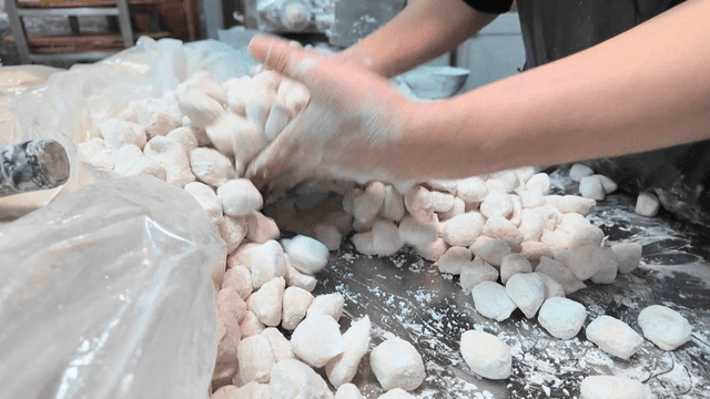 밀가루를 묻힌 테이블에서 반죽을 섞는 손