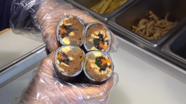 다양한 재료가 들어간 김밥