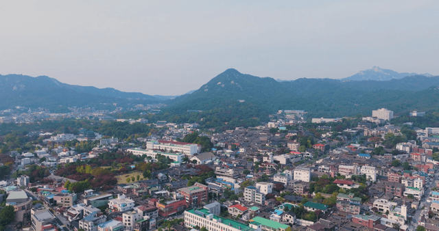 산을 배경으로 한 마을 풍경