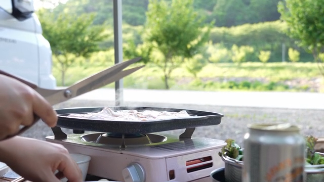 야외에서 고기 굽기