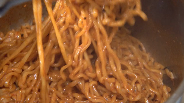 젓가락으로 돌돌 마는 매운 라면