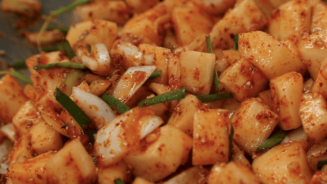 양념이 가미된 깍두기