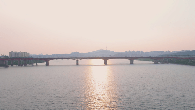 초저녁의 평온한 한강