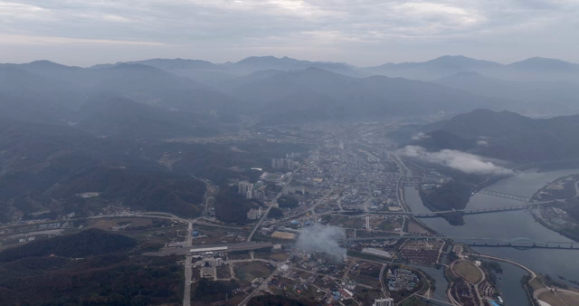 산으로 둘러싸인 넓은 도시