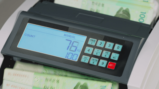 Counting machine processing banknotes