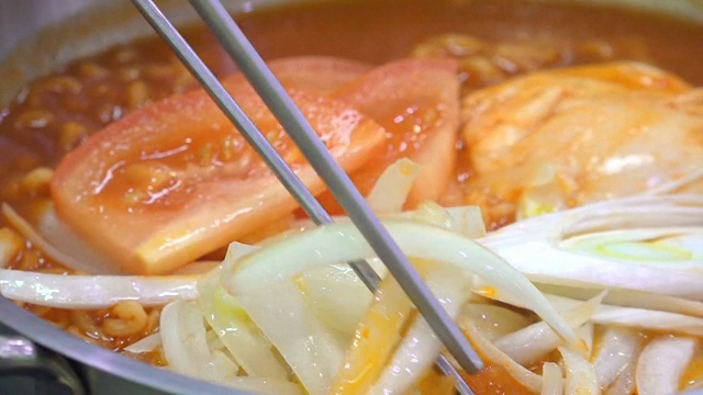 토마토와 양파를 넣은 라면 요리
