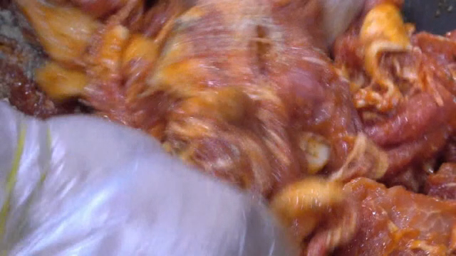 Mixing shiitake mushroom powder into seasoned meat