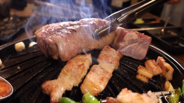 뜨거운 그릴에서 삼겹살 굽기