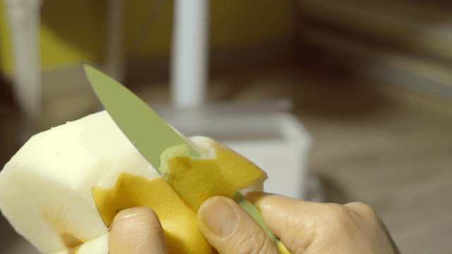 칼로 벗겨지는 신선한 배 껍질