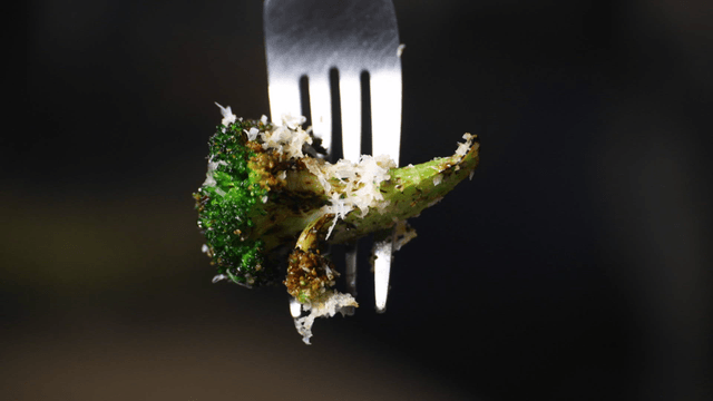 포크에 꽂힌 치즈 브로콜리 튀김