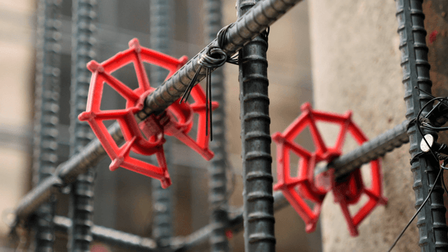 Construction rebar with spacers