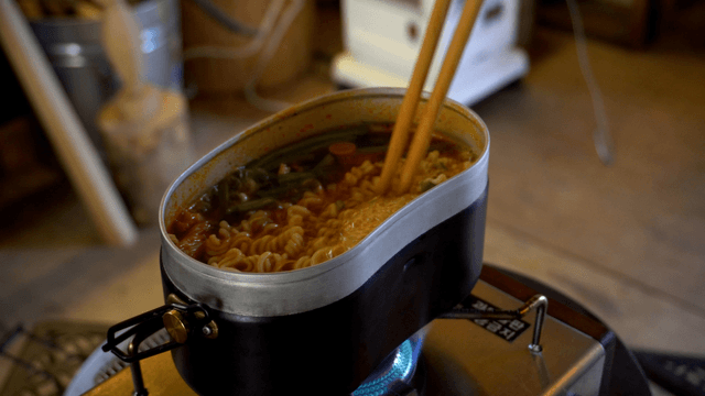 스토브 위 반합 냄비에서 끓는 라면